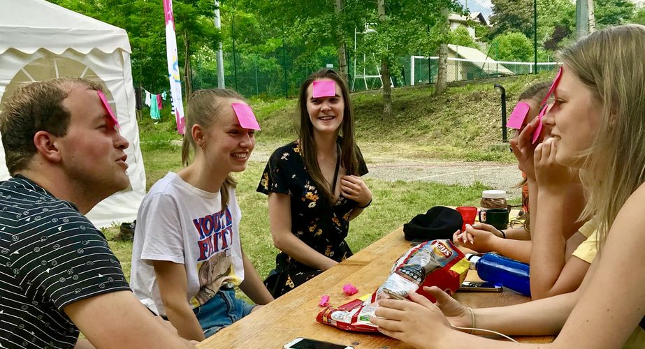 Spelletje op de camping Spelletje op de camping